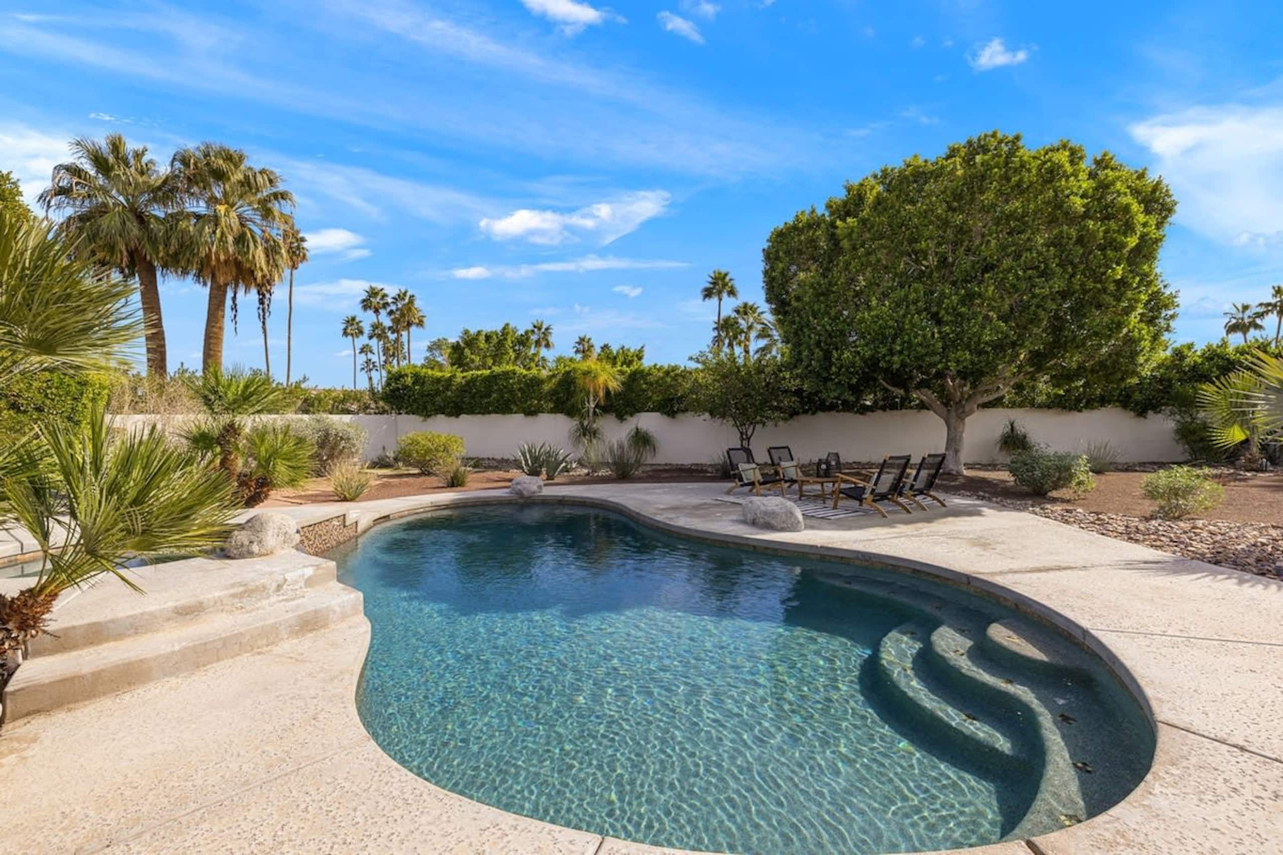 Pool with tanning steps